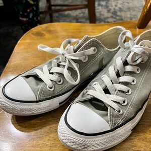 Converse sneakers women 7- men 5